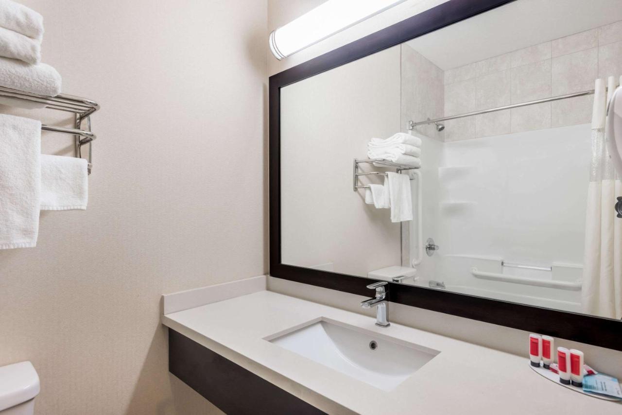 Motel Super 8 By Wyndham Watrous Extérieur photo