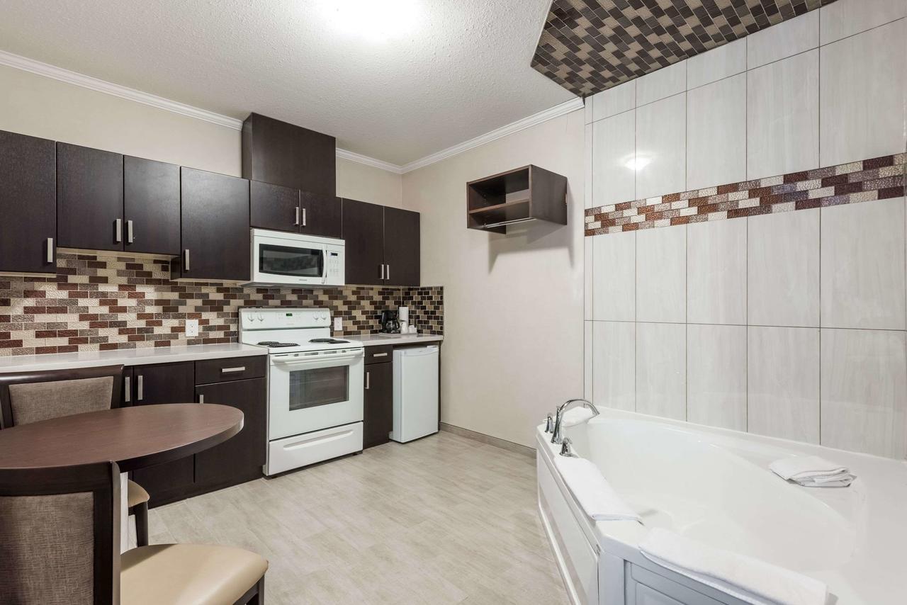 Motel Super 8 By Wyndham Watrous Extérieur photo