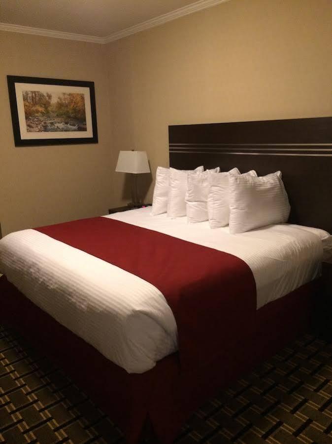 Motel Super 8 By Wyndham Watrous Extérieur photo